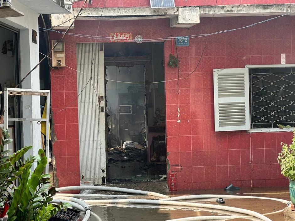 Cháy nhà trong hẻm giữa trưa, khu dân cư ở trung tâm TPHCM náo loạn Cháy nhà trong hẻm giữa trưa, khu dân cư ở trung tâm TPHCM náo loạn