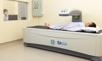 Vì sao phụ nữ dễ bị loãng xương hơn nam giới? - Báo TinVina