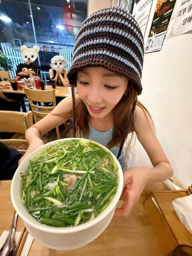 “Chị đẹp không tuổi” xứ Hàn khoe bát phở ngập hành tại Hà Nội