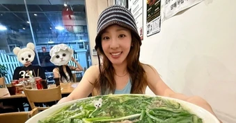 “Chị đẹp không tuổi” xứ Hàn khoe bát phở ngập hành tại Hà Nội