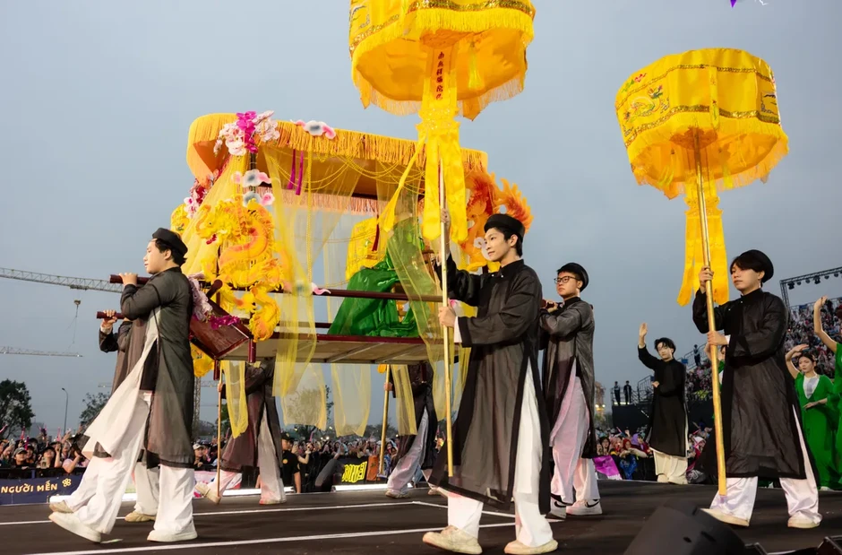 “Cô gái Dân ca” Minh Ngọc đưa dân ca lên sân khấu concert hiện đại “Cô gái Dân ca” Minh Ngọc đưa dân ca lên sân khấu concert hiện đại