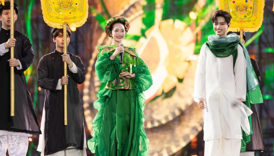 “Cô gái Dân ca” Minh Ngọc đưa dân ca lên sân khấu concert hiện đại “Cô gái Dân ca” Minh Ngọc đưa dân ca lên sân khấu concert hiện đại