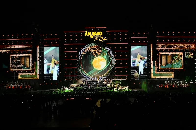 “Nốt trầm” ví dặm của Lê Thanh Phong làm xao xuyến khán giả tại concert “Âm vang Tổ quốc” “Nốt trầm” ví dặm của Lê Thanh Phong làm xao xuyến khán giả tại concert “Âm vang Tổ quốc”
