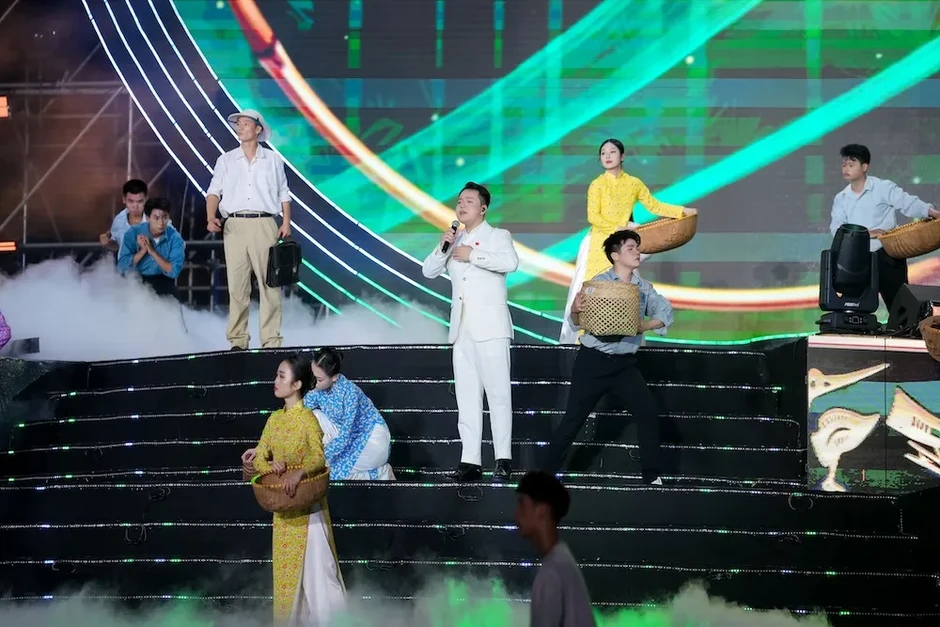 “Nốt trầm” ví dặm của Lê Thanh Phong làm xao xuyến khán giả tại concert “Âm vang Tổ quốc” “Nốt trầm” ví dặm của Lê Thanh Phong làm xao xuyến khán giả tại concert “Âm vang Tổ quốc”