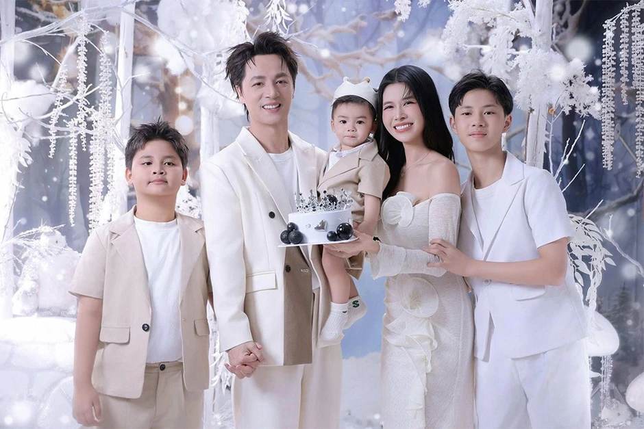 2 nam ca sĩ sinh con một bề: Người làm bạn với vợ cũ, người hạnh phúc gần 20 năm 2 nam ca sĩ sinh con một bề: Người làm bạn với vợ cũ, người hạnh phúc gần 20 năm