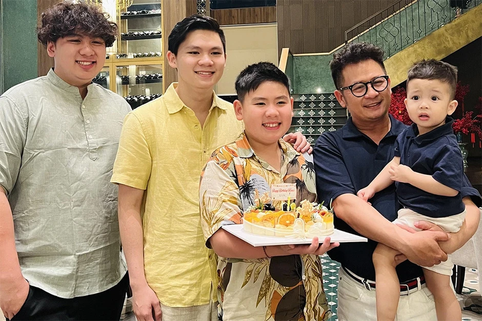 2 nam ca sĩ sinh con một bề: Người làm bạn với vợ cũ, người hạnh phúc gần 20 năm 2 nam ca sĩ sinh con một bề: Người làm bạn với vợ cũ, người hạnh phúc gần 20 năm