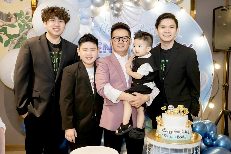 2 nam ca sĩ sinh con một bề: Người làm bạn với vợ cũ, người hạnh phúc gần 20 năm 2 nam ca sĩ sinh con một bề: Người làm bạn với vợ cũ, người hạnh phúc gần 20 năm