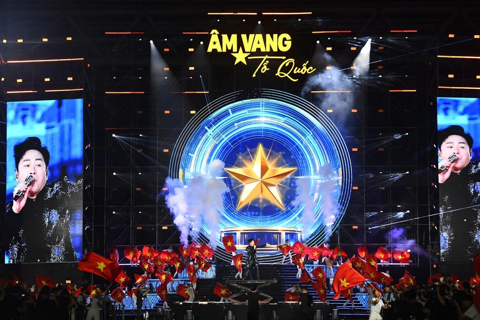 40.000 khán giả phủ kín sân Mỹ Đình, hô vang “Tự hào là người Việt Nam” 40.000 khán giả phủ kín sân Mỹ Đình, hô vang “Tự hào là người Việt Nam”
