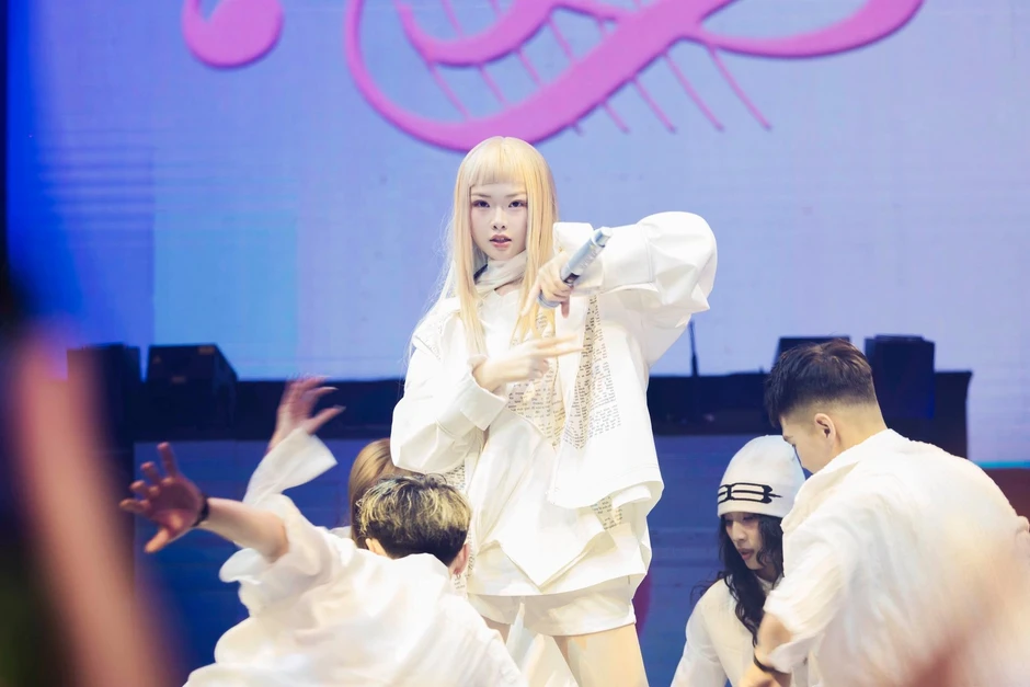 Ánh Sáng AZA đắt show sau "Em xinh", nói về áp lực tài chính tuổi 20 Ánh Sáng AZA đắt show sau "Em xinh", nói về áp lực tài chính tuổi 20