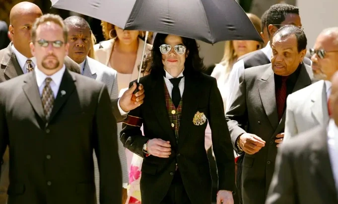 Bạn thân tiết lộ Michael Jackson từng bị lạm dụng khi còn nhỏ Bạn thân tiết lộ Michael Jackson từng bị lạm dụng khi còn nhỏ