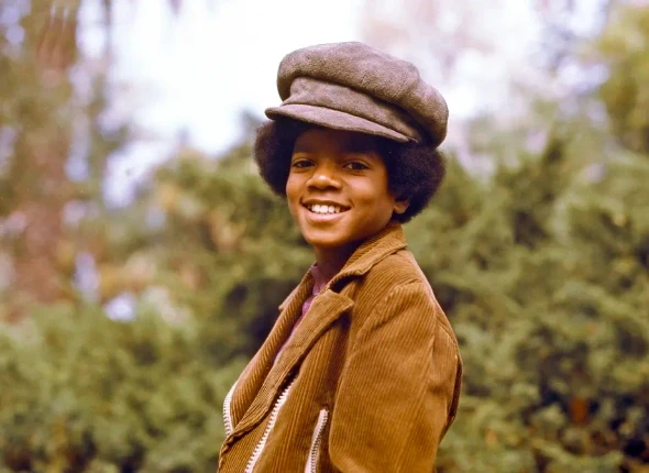 Bạn thân tiết lộ Michael Jackson từng bị lạm dụng khi còn nhỏ Bạn thân tiết lộ Michael Jackson từng bị lạm dụng khi còn nhỏ