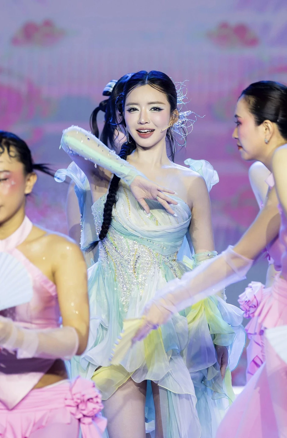 Bích Phương hát 3 bài bỏ túi nửa tỷ đồng: Bị chê diễn hời hợt, nhan sắc ngày càng khác lạ Bích Phương hát 3 bài bỏ túi nửa tỷ đồng: Bị chê diễn hời hợt, nhan sắc ngày càng khác lạ