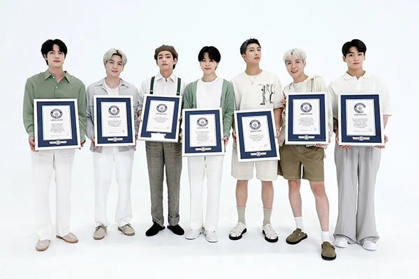 BTS: Chạy show xuyên lục địa để làm nên lịch sử World Cup, được kỷ lục Guinness vinh danh BTS: Chạy show xuyên lục địa để làm nên lịch sử World Cup, được kỷ lục Guinness vinh danh