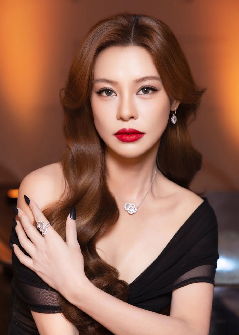 Bùi Lan Hương có khoảnh khắc “hoá thần” hot thoát vòng, đẹp chấp hoa hậu Bùi Lan Hương có khoảnh khắc “hoá thần” hot thoát vòng, đẹp chấp hoa hậu