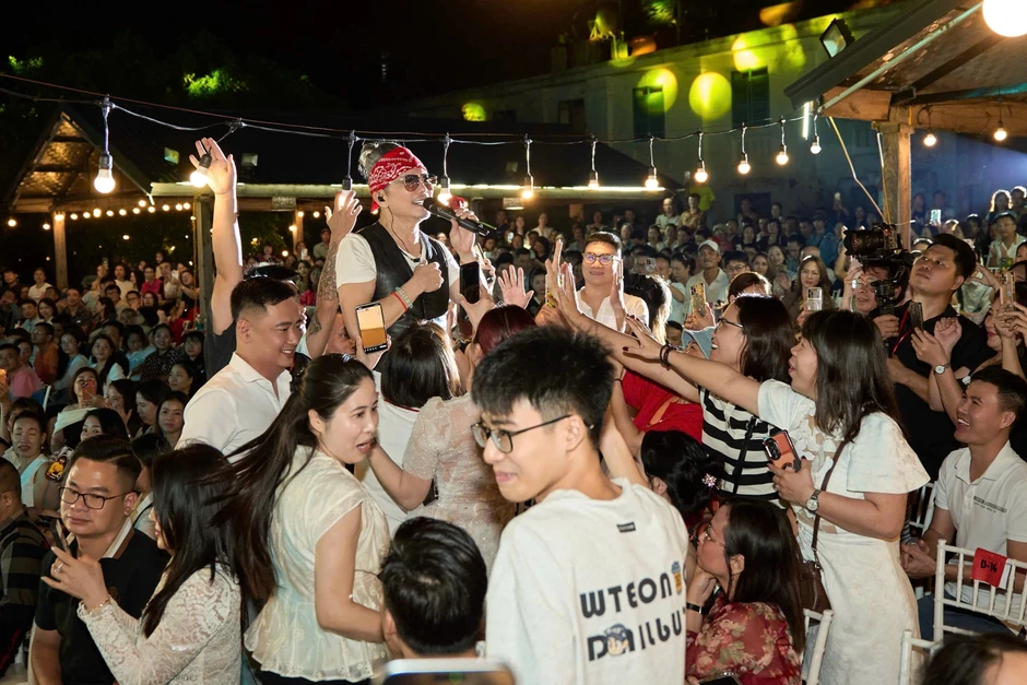 Ca sĩ Jimmii Nguyễn hát cùng hai con gái, tính chuyện "truyền nghề" Ca sĩ Jimmii Nguyễn hát cùng hai con gái, tính chuyện "truyền nghề"