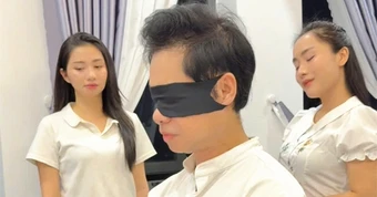 Ca sĩ Ngọc Sơn gây sốt khi bịt mắt đánh đàn điệu nghệ cho 2 á quân hát