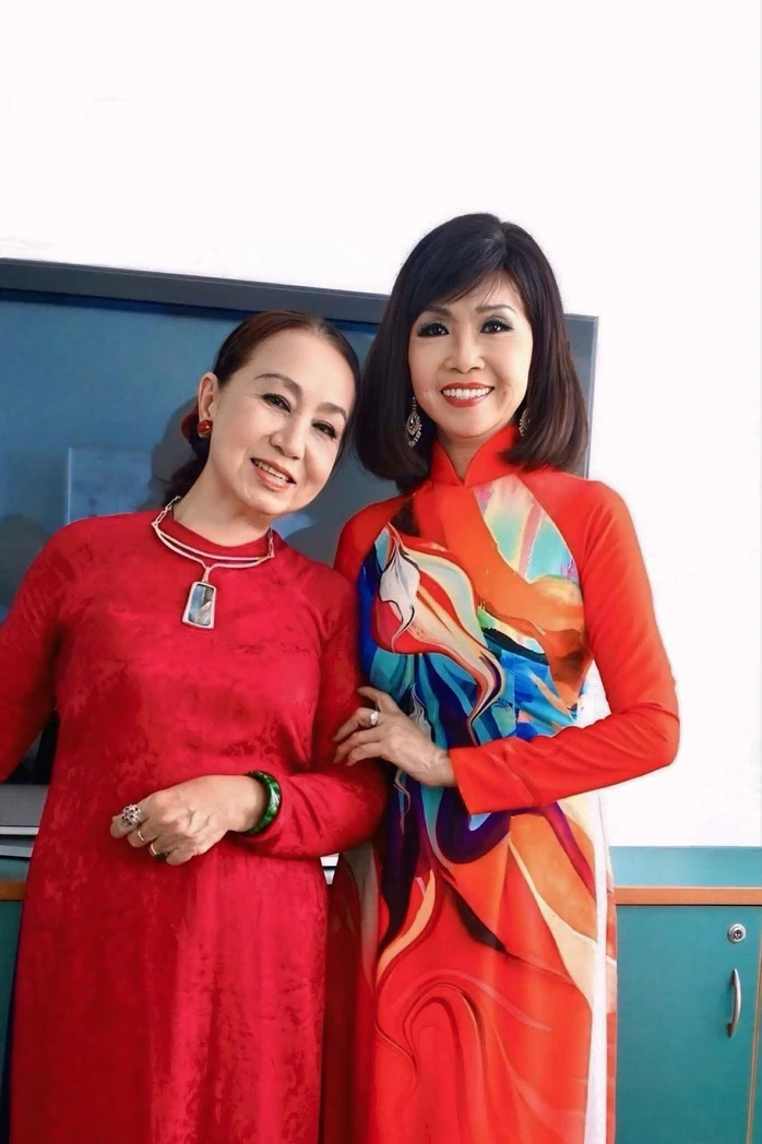 Ca sĩ - NSƯT Hồng Vân nhớ về những đồng nghiệp xưa Ca sĩ - NSƯT Hồng Vân nhớ về những đồng nghiệp xưa