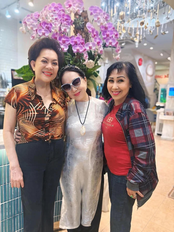 Ca sĩ - NSƯT Hồng Vân nhớ về những đồng nghiệp xưa Ca sĩ - NSƯT Hồng Vân nhớ về những đồng nghiệp xưa