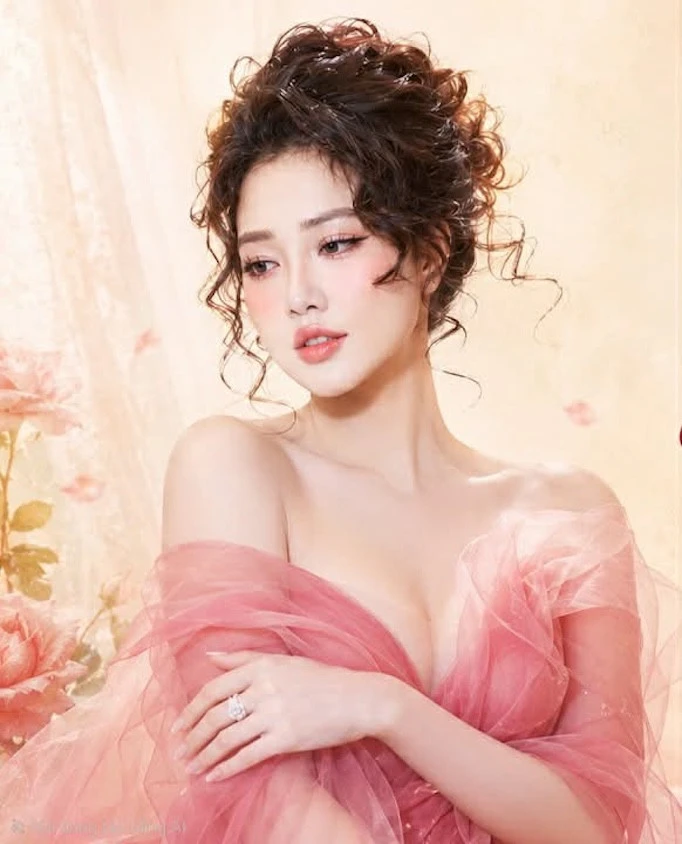 Ca sĩ Phương Diễm Huyền vừa bị khởi tố là ai? Ca sĩ Phương Diễm Huyền vừa bị khởi tố là ai?