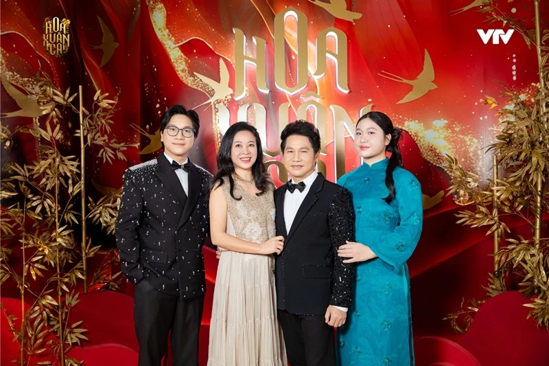 Ca sĩ Trọng Tấn và con trai Tấn Đạt: 'Hổ phụ sinh hổ tử'