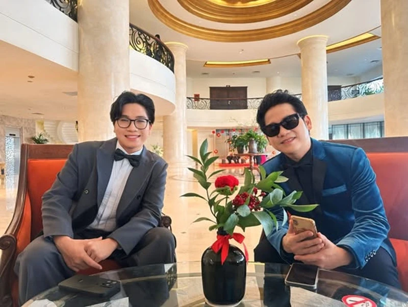 Ca sĩ Trọng Tấn và con trai Tấn Đạt: 'Hổ phụ sinh hổ tử'