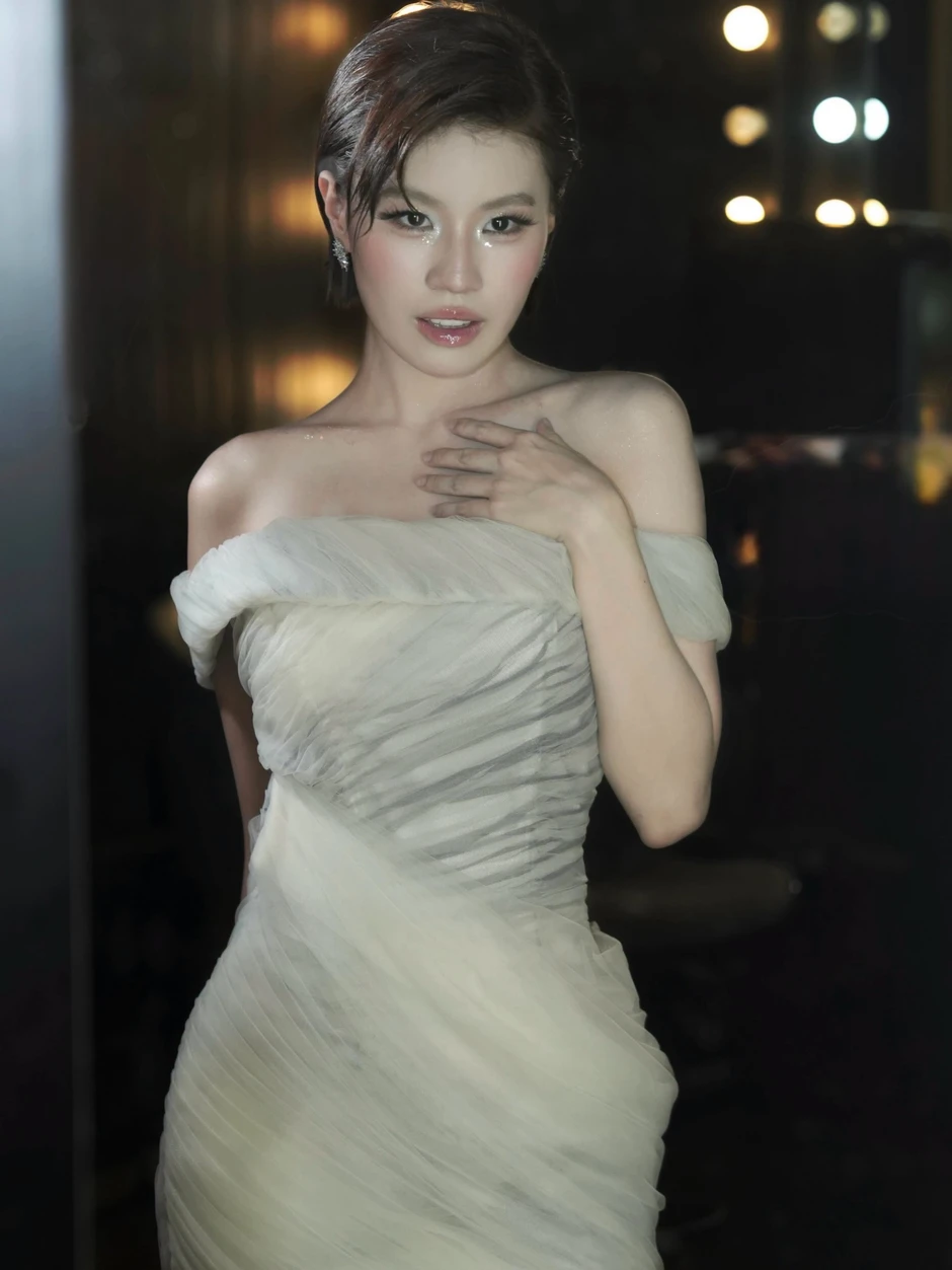 Ca sĩ Việt vừa được đề cử đẹp nhất thế giới: 17 tuổi gây bão toàn cầu, cạo trọc đầu mà vẫn xinh Ca sĩ Việt vừa được đề cử đẹp nhất thế giới: 17 tuổi gây bão toàn cầu, cạo trọc đầu mà vẫn xinh