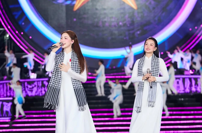 Cẩm Ly, Hòa Minzy hát lời mới ca khúc 'Người Việt mình thương nhau' trực tiếp VTV Cẩm Ly, Hòa Minzy hát lời mới ca khúc 'Người Việt mình thương nhau' trực tiếp VTV