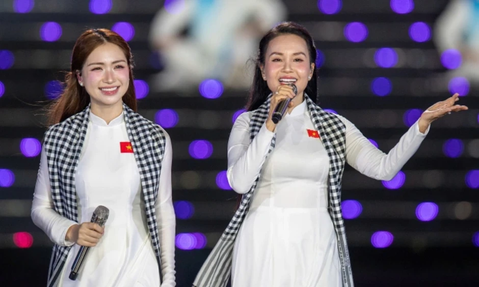 Cẩm Ly, Hòa Minzy hát 'Người Việt mình thương nhau' ở concert Cẩm Ly, Hòa Minzy hát 'Người Việt mình thương nhau' ở concert
