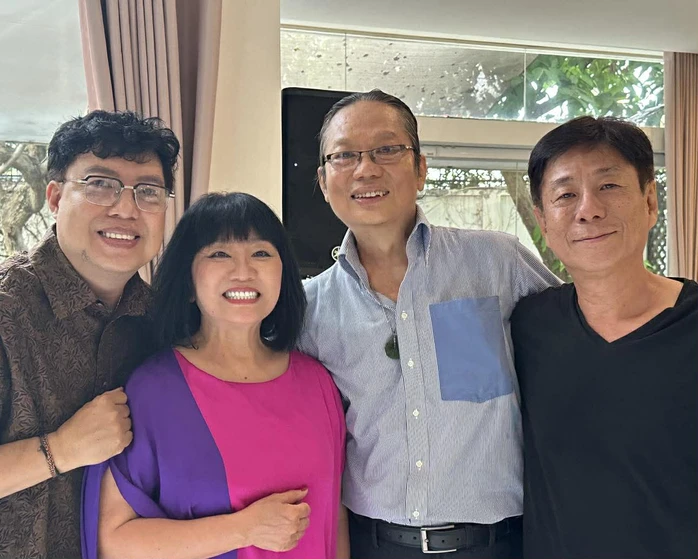 Cẩm Vân, Khắc Triệu họp mặt ca sĩ đầu năm mới, hát vang "Hãy yêu nhau đi" Cẩm Vân, Khắc Triệu họp mặt ca sĩ đầu năm mới, hát vang "Hãy yêu nhau đi"