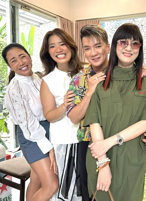 Cẩm Vân, Khắc Triệu họp mặt ca sĩ đầu năm mới, hát vang "Hãy yêu nhau đi" Cẩm Vân, Khắc Triệu họp mặt ca sĩ đầu năm mới, hát vang "Hãy yêu nhau đi"