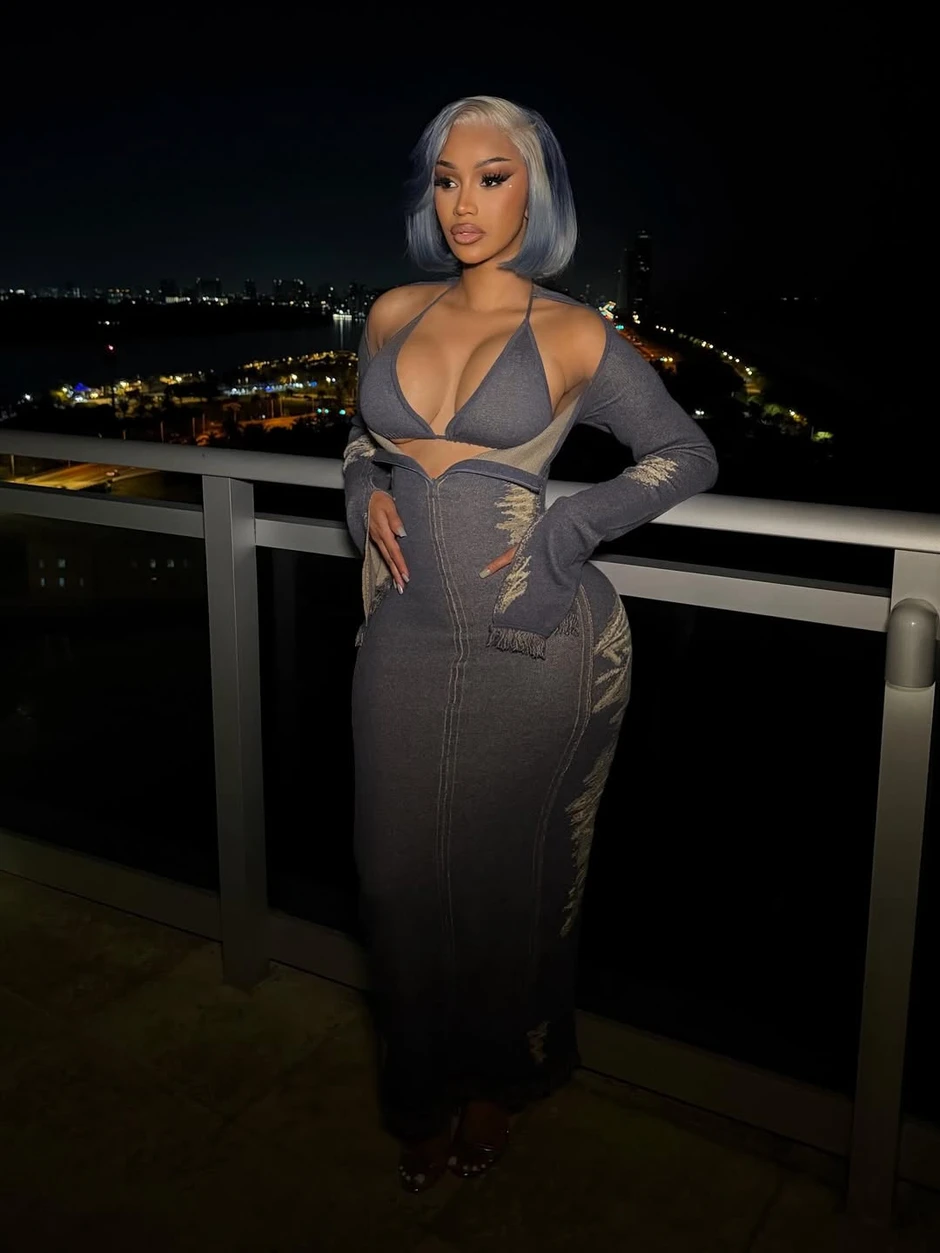 Cardi B gây sốc với vòng 3 sắp bục silicon ra ngoài
