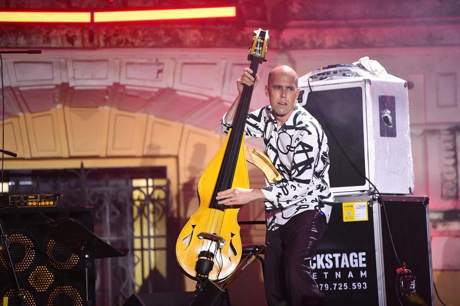 Cha con NSƯT Quyền Văn Minh song tấu ăn ý tại Liên hoan Jazz quốc tế Hà Nội Cha con NSƯT Quyền Văn Minh song tấu ăn ý tại Liên hoan Jazz quốc tế Hà Nội