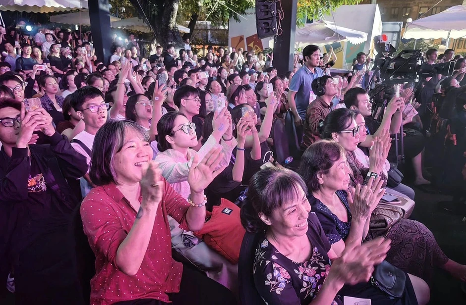Cha con NSƯT Quyền Văn Minh song tấu ăn ý tại Liên hoan Jazz quốc tế Hà Nội Cha con NSƯT Quyền Văn Minh song tấu ăn ý tại Liên hoan Jazz quốc tế Hà Nội