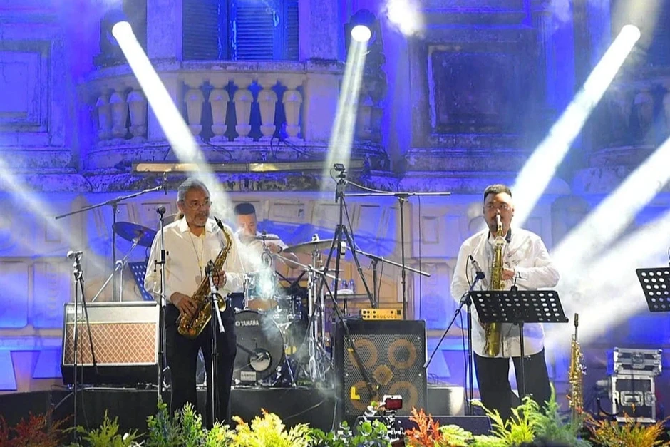 Cha con NSƯT Quyền Văn Minh song tấu ăn ý tại Liên hoan Jazz quốc tế Hà Nội Cha con NSƯT Quyền Văn Minh song tấu ăn ý tại Liên hoan Jazz quốc tế Hà Nội