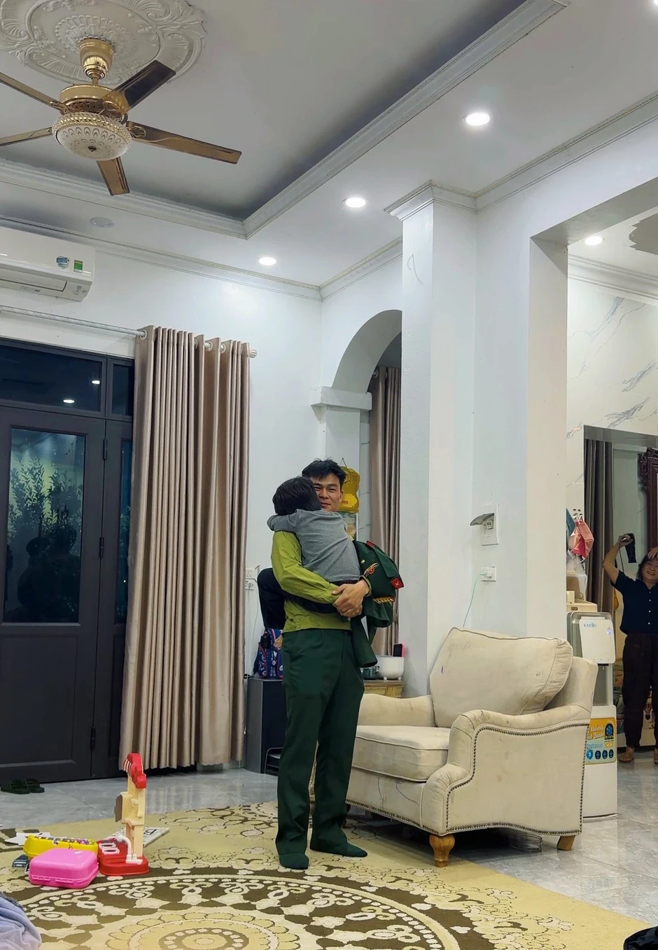 Chuyện tình của Hòa Minzy và bạn trai quân nhân bắt đầu khi nào?