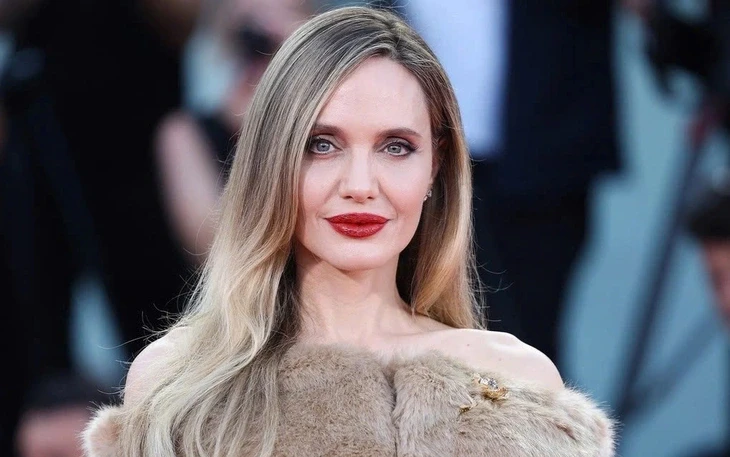 Con gái Angelina Jolie khiến mạng xã hội 'dậy sóng' trong MV K-pop Con gái Angelina Jolie khiến mạng xã hội 'dậy sóng' trong MV K-pop