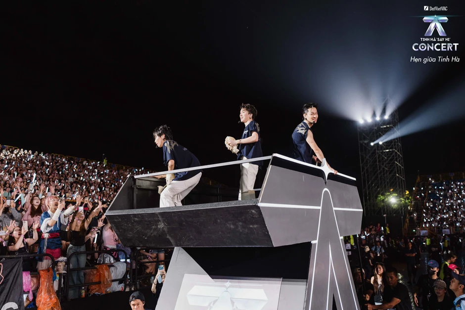 Cơn mưa không thể cản biển người đu concert Cơn mưa không thể cản biển người đu concert