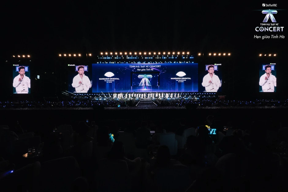 Cơn mưa không thể cản biển người đu concert Cơn mưa không thể cản biển người đu concert