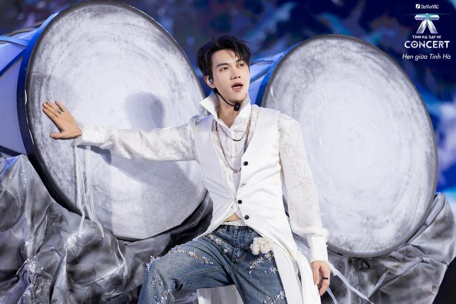 Cơn mưa không thể cản biển người đu concert Cơn mưa không thể cản biển người đu concert