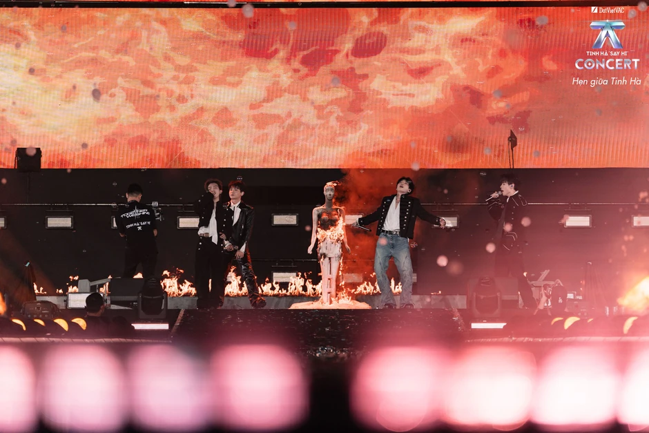 Cơn mưa không thể cản biển người đu concert Cơn mưa không thể cản biển người đu concert