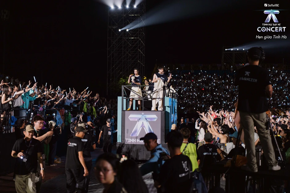 Cơn mưa không thể cản biển người đu concert Cơn mưa không thể cản biển người đu concert