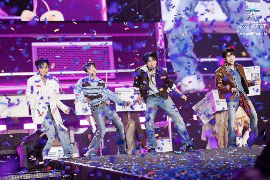 Cơn mưa không thể cản biển người đu concert Cơn mưa không thể cản biển người đu concert