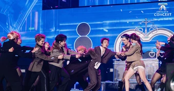 Cơn mưa không thể cản biển người đu concert