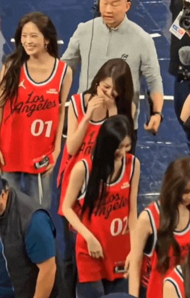 Cuối cùng cũng có ngày "công chúa Kpop" kém sắc, bị mỹ nhân cùng nhóm giật sạch spotlight Cuối cùng cũng có ngày "công chúa Kpop" kém sắc, bị mỹ nhân cùng nhóm giật sạch spotlight