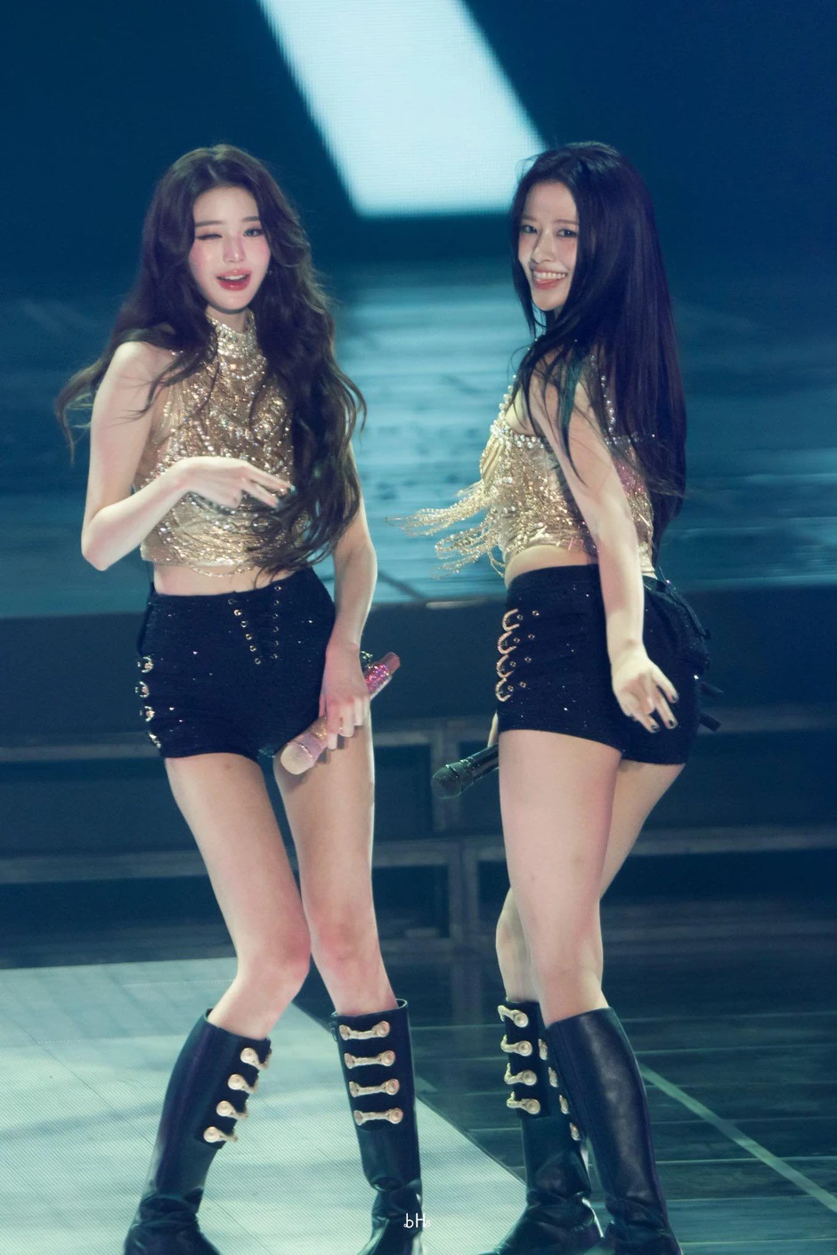 Cuối cùng cũng có ngày "công chúa Kpop" kém sắc, bị mỹ nhân cùng nhóm giật sạch spotlight Cuối cùng cũng có ngày "công chúa Kpop" kém sắc, bị mỹ nhân cùng nhóm giật sạch spotlight