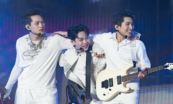 Dàn 'anh trai, em xinh' khuấy động concert