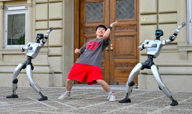 Dàn robot Trung Quốc múa cổ trang, tập võ gây sốt trên truyền hình Mỹ Dàn robot Trung Quốc múa cổ trang, tập võ gây sốt trên truyền hình Mỹ