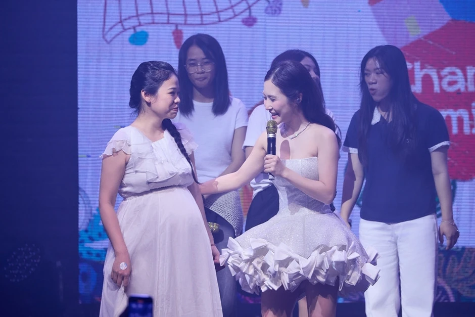 Đăng Khôi đóng MV cùng 3 con trai, Hương Tràm giúp fan cầu hôn Đăng Khôi đóng MV cùng 3 con trai, Hương Tràm giúp fan cầu hôn