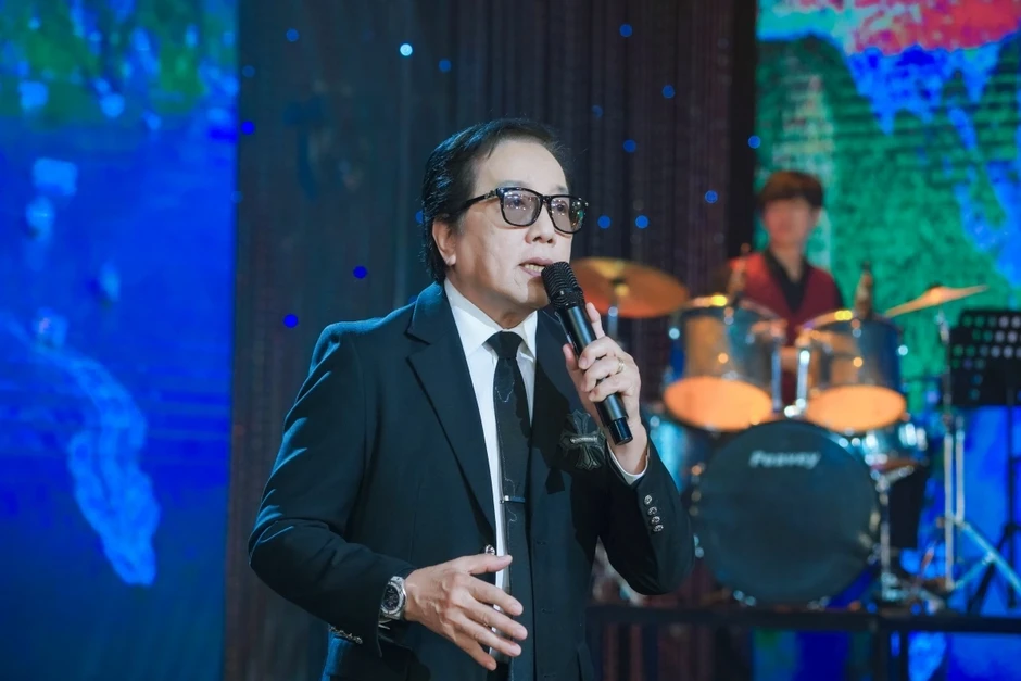 Danh ca Elvis Phương từng gặp biến cố sức khỏe vẫn miệt mài đi hát tuổi 81 Danh ca Elvis Phương từng gặp biến cố sức khỏe vẫn miệt mài đi hát tuổi 81