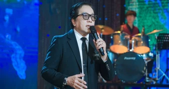 Danh ca Elvis Phương từng gặp biến cố sức khỏe vẫn miệt mài đi hát tuổi 81